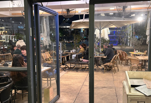 קפה "התחתית" בתל אביב, ספג נזקים מהטיל האיראני (צילום: אבשלום ששוני)