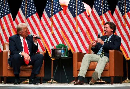 טאקר קרלסון ודונלד טראמפ (צילום: רויטרס)