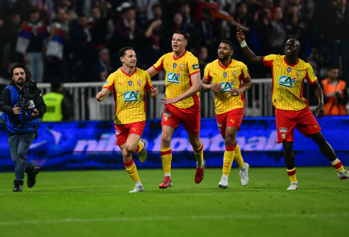 שחקני לאנס חוגגים עם פלוריאן תובאן, משמאל (צילום: GettyImages, OLIVIER CHASSIGNOLE/AFP)