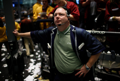 אדם מסתכל על מצב השוק בבורסה (צילום: רויטרס)