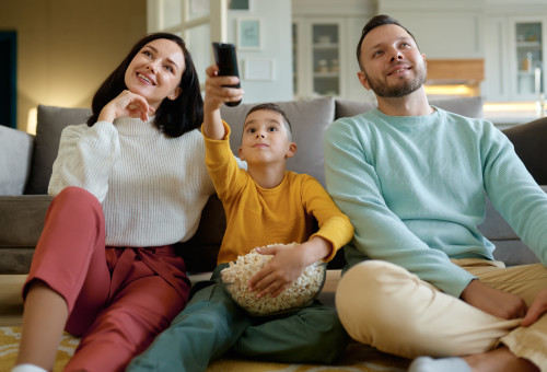 צפייה בטלוויזיה, אילוסטרציה (צילום: אינגאימג')