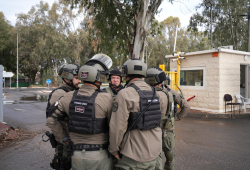שוטרים בזירה בצפון (צילום: דוברות המשטרה)