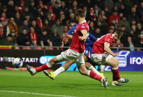 ג'וש אצ'אמפונג שחקן צ'לסי כובש לרשת רקסהאם (צילום: רויטרס)