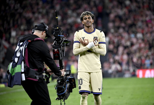 לאמין ימאל שחקן ברצלונה חוגג שער (צילום: GettyImages, ANDER GILLENEA/AFP)