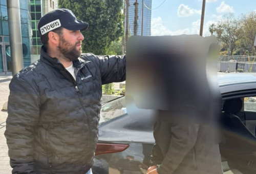 מעצר החשוד בביזה של דירות בתל אביב (צילום: דוברות המשטרה)