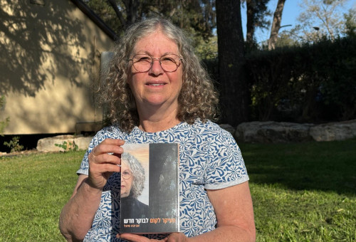 שורדת השבי אביבה סיגל עם ספרה החדש (צילום: באדיבות המצולמת)