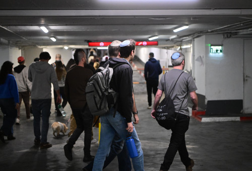 המטח מאיראן: הישראלים יורדים למקלט במרכז הארץ (צילום: אבשלום ששוני)