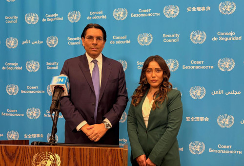 שגריר ישראל לאו"ם דני דנון, ראהלה אמירי אשר איבדה את עינה במחאות באיראן (צילום: דוברות שגריר ישראל באו"ם)