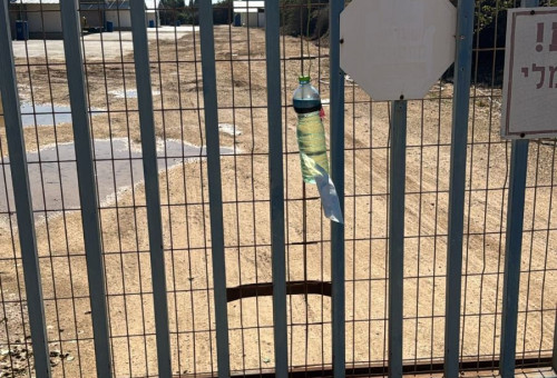 דרישת פרוטקשן: בנזין ומצית הודבקו לשער של חוות לולי בצפון (צילום: ארגון "עד כאן")