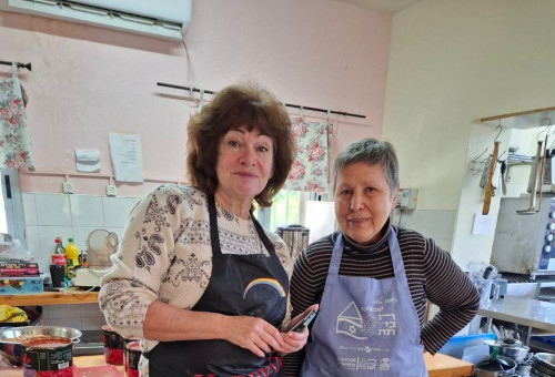 העולים החדשים בכרמיאל מבשלים לחיילים (צילום: יחצ)