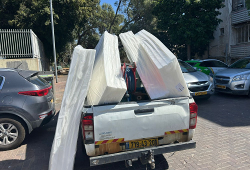 חלוקת מזרנים במקלטים ביפו  (צילום: עמותת שניר)