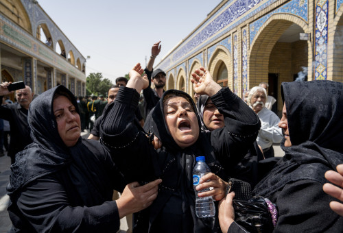 איראניות בוכות (צילום: Majid Saeedi/Getty Images)