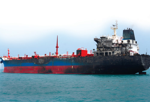 מכלית נפט שנפגעה במפרץ הפרסי (צילום: רויטרס)