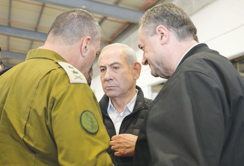 כ"ץ, נתניהו, זמיר. בסיס פלמחים מרץ 2026 (צילום: מעיין טואף/לע״מ)