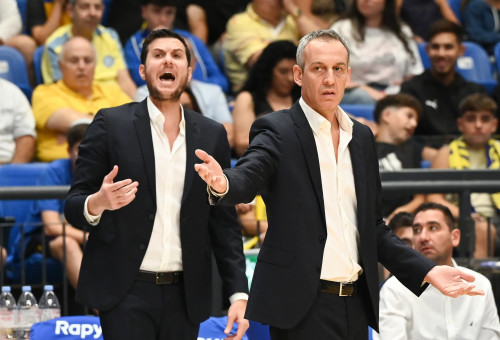 מאמן מכבי תל אביב עודד קטש עם עוזרו גיא פניני (צילום: ברני ארדוב)