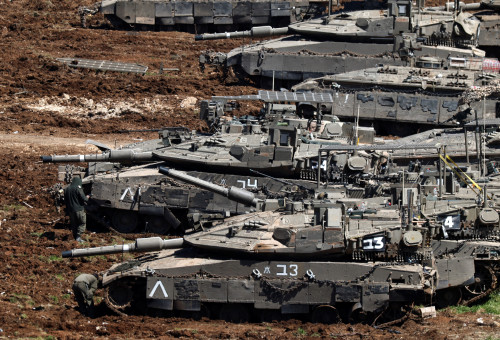 טנקים ישראלים בגבול לבנון (צילום: REUTERS/Amir Cohen)