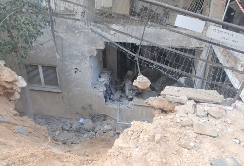 זירת נפילת טיל איראני ברמת גן (צילום: משה כהן)