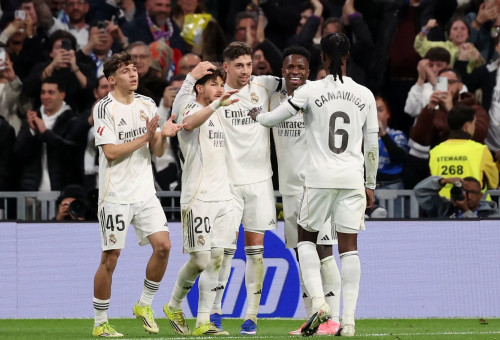 שחקני ריאל מדריד חוגגים עם פדריקו ואלוורדה (צילום: רויטרס)