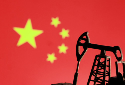 דגל סין, משאבת נפט (צילום: רויטרס)