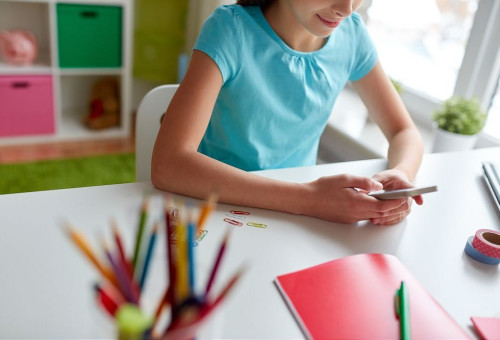 ילדה צופה בחדשות בטלפון (צילום: אינג'אימג')