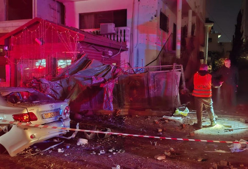 מד"א בזירת נפילת רסיס במרכז הארץ (צילום: תיעוד מבצעי מד"א)