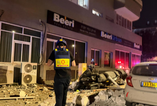 זירת הנפילה ברמת גן (צילום: מד"א)