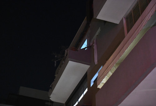 מרפסת דירתם של הזוג אשר נהרג ברמת גן בעקבות פגיעת הטיל האיראני (צילום: אבשלום ששוני)