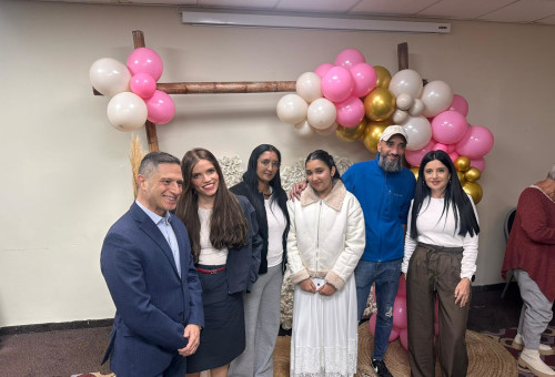 גם רוביק דנילוביץ הגיע. אירוע בת המצווה של הודיה אבסקר (צילום: באדיבות המשפחה)