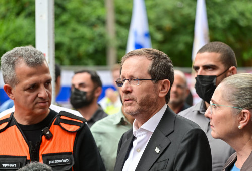 יצחק הרצוג בזירת הנפילה ברמת גן (צילום: קובי גדעון לע"מ)