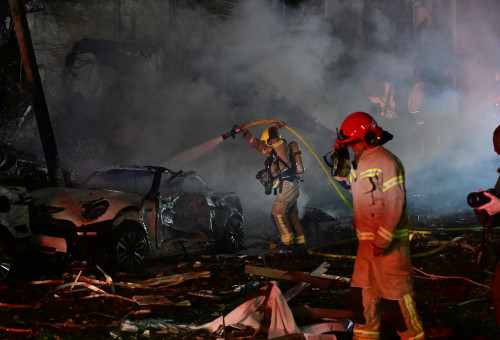 תיעוד פעילות לוחמי האש בזירת נפילה (צילום: אבשלום ששוני)