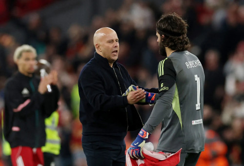 מאמן ליברפול ארנה סלוט עם השוער אליסון (צילום: רויטרס)