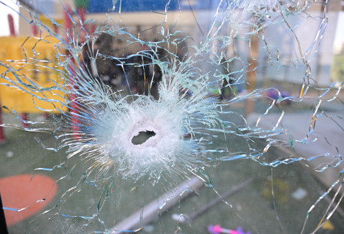 נזק בגן ילדים בראשון לציון בעקבות ירי טילים מאיראן (צילום: אבשלום ששוני)