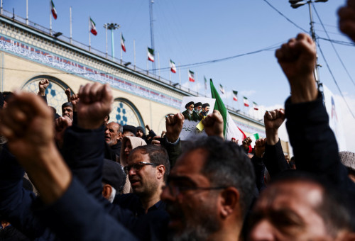 איראנים בהלווייתו של דובר משמרות המהפכה עלי מוחמד נאיני (צילום: רויטרס)