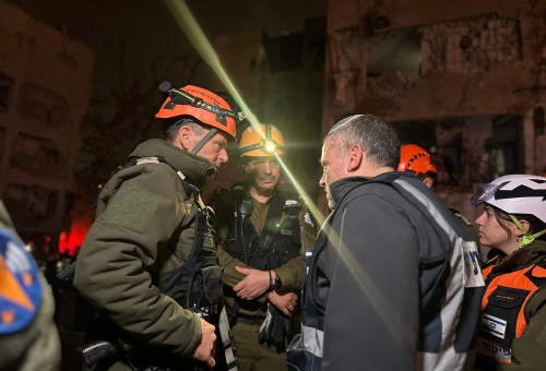 אלוף פיקוד העורף בזירת הנפילה בערד (צילום: דובר צה"ל)