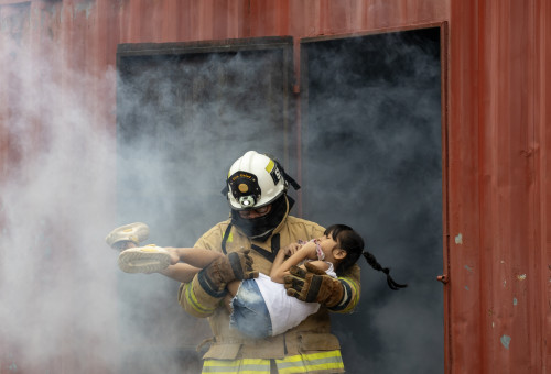 חילוץ מבניין בוער, אילוסטרציה (צילום: שאטרסטוק)