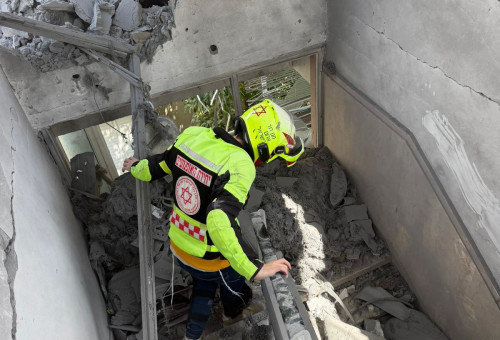 כוחות פועלים בזירת הנפילה בתל אביב (צילום: תיעוד מבצעי מד"א)