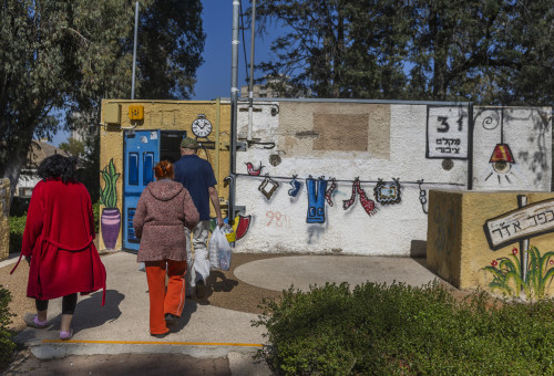אזרחים בדרכם למקלט (צילום: חיים גולדברג, פלאש 90)