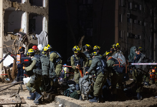 זירת נפילת הטיל האיראני בערד (צילום: חיים גולדברג פלאש 90)