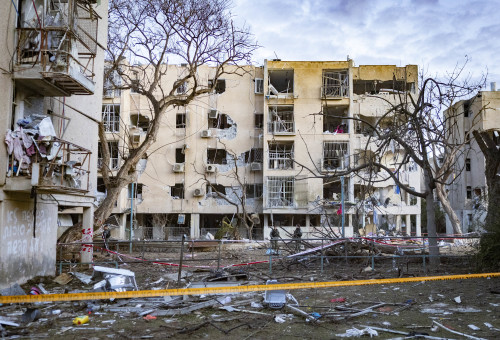 זירת נפילת הטיל האיראני בערד (צילום: חיים גולדברג פלאש 90)