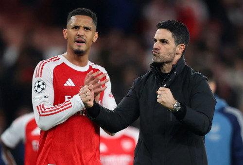 מאמן ארסנל, מיקל ארטטה, עם שחקן הקבוצה, וויליאם סאליבה (צילום: GettyImages, Izzy Poles - AMA)