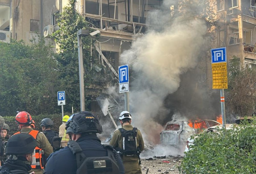 אחת הזירות לאחר ירי טילים לעבר תל אביב (צילום: תיעוד מבצעי מד"א)