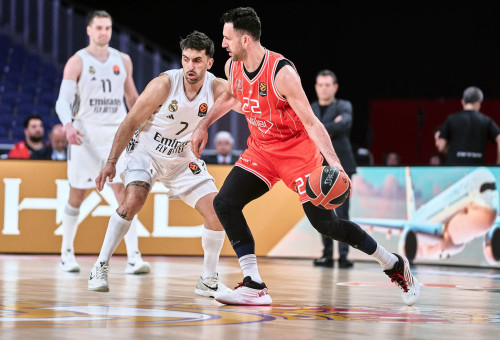 שחקן הפועל תל אביב, ואסילייה מיציץ', מול שחקן ריאל מדריד, פקונדו קמפאסו (צילום: GettyImages, Sonia Canada)