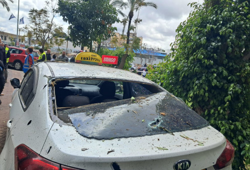 מונית שנפגעה משיגורים למרכז (צילום: משה כהן)