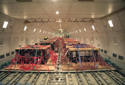 רכבת האווירית של ציוד צבאי וחימושים (צילום: משרד הביטחון)