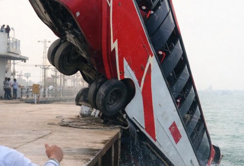 אוטובוס נופל למים (צילום: AI)