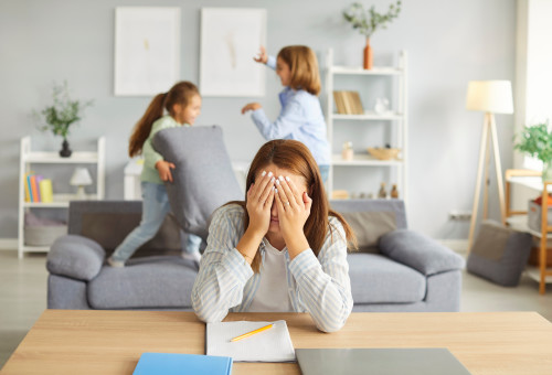 ההורים מחזיקים בקושי במהלך המלחמה (צילום: שאטרסטוק)