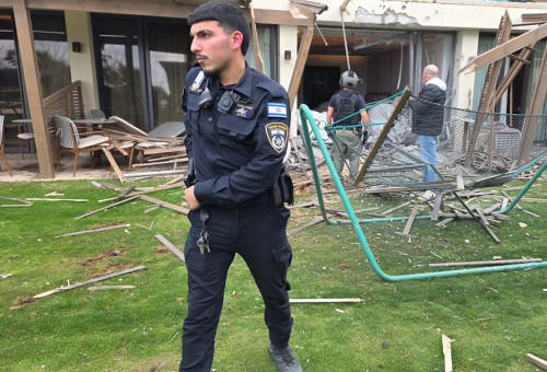 תיעוד הפגיעה במלון בהרצליה (צילום: דוברות המשטרה)