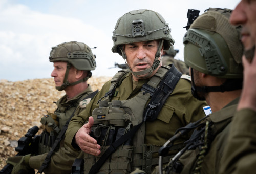 הרמטכ"ל רא"ל אייל זמיר עם המפקדים בדרום לבנון (צילום: דובר צה"ל)