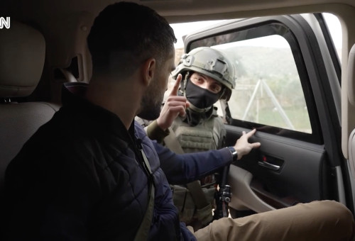 ג'רמי דיימונד וצוות הצילום באזור הכפר תיאסיר (צילום: צילום מסך CNN)