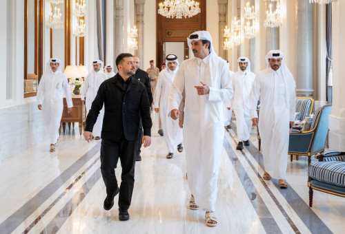 אמיר קטאר תמים בן חמד אאל ת'אני ונשיא אוקראינה וולודימיר זלנסקי (צילום: רויטרס)